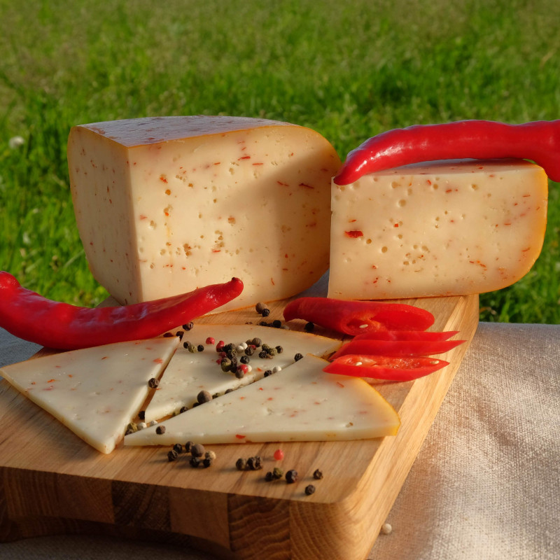 Сир напівтвердий Гауда з перцем чілі 100 г
