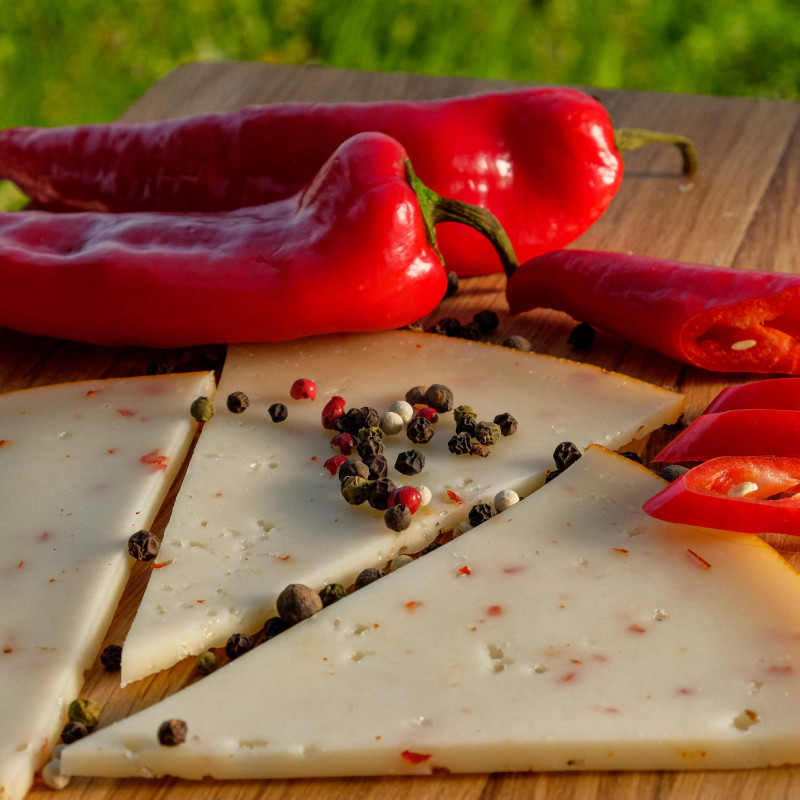 Сир напівтвердий Гауда з перцем чілі 100 г