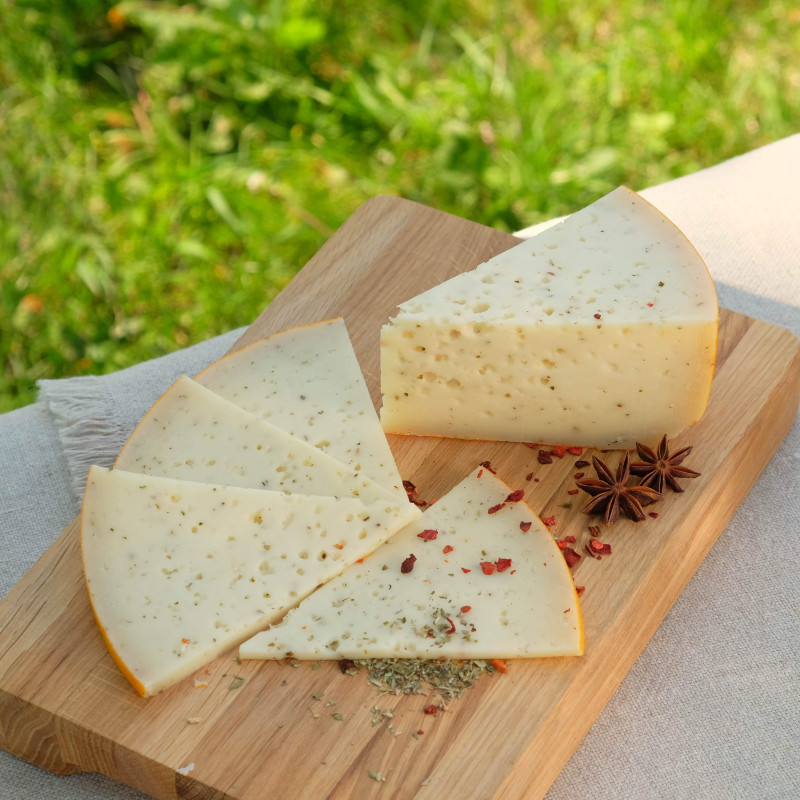 Сир напівтвердий Гауда з італійськими травами 300 г