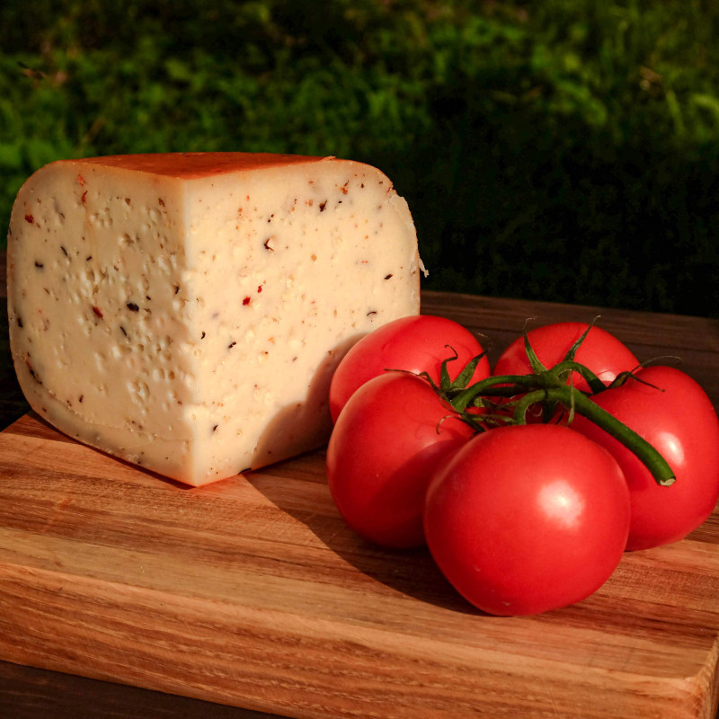 Сир напівтвердий Гауда з в’яленими помідорами та оливками 300 г