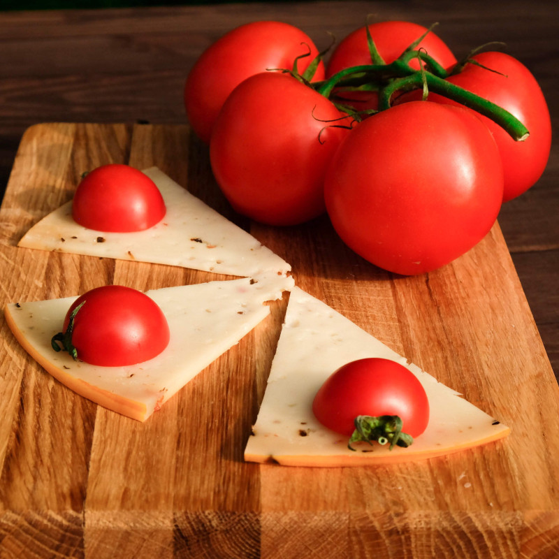 Сир напівтвердий Гауда з в’яленими помідорами та оливками 300 г