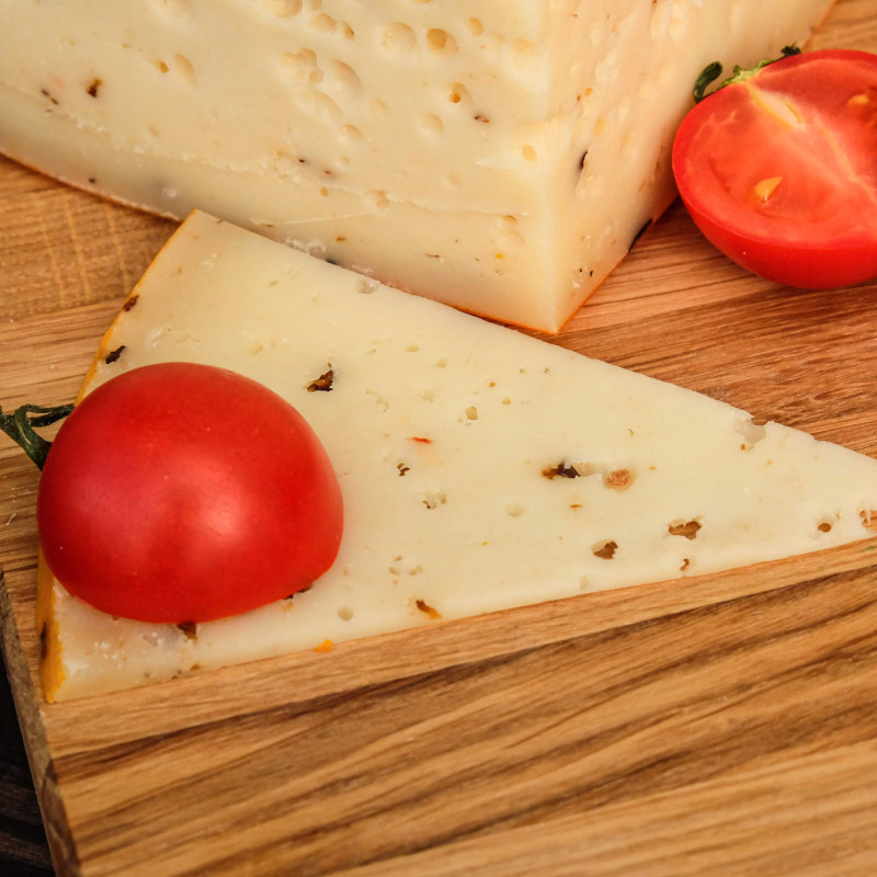 Сир напівтвердий Гауда з в’яленими помідорами та оливками 300 г