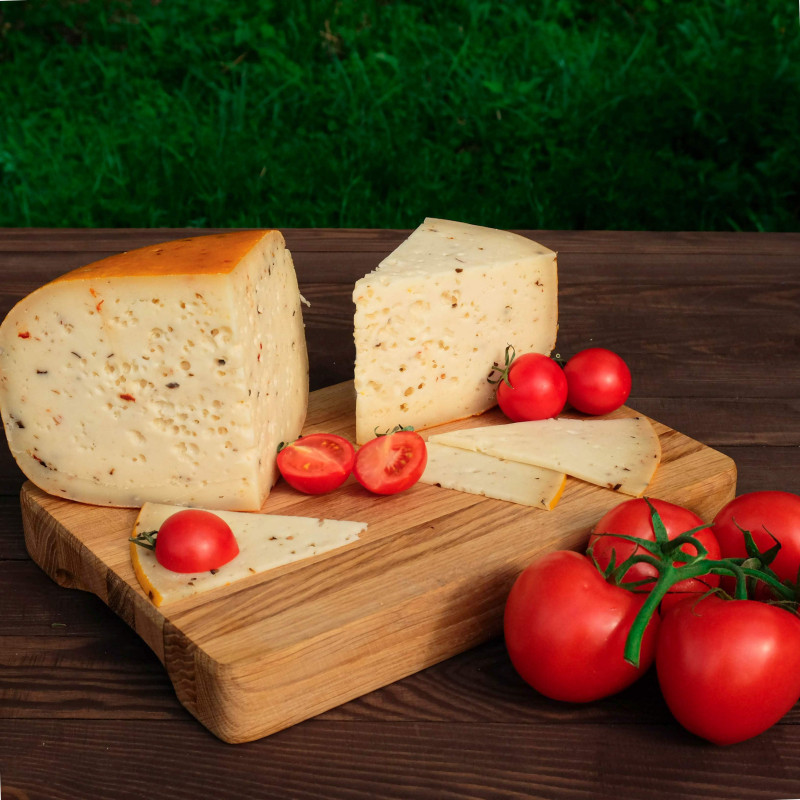 Сир напівтвердий Гауда з в’яленими помідорами та оливками 300 г